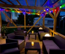 Overdækket terrasse med kulørte lys