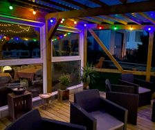 Overdækket terrasse med kulørte lys